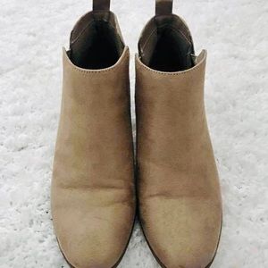 COPY - Sorel tan shoes new in the box need bigger size